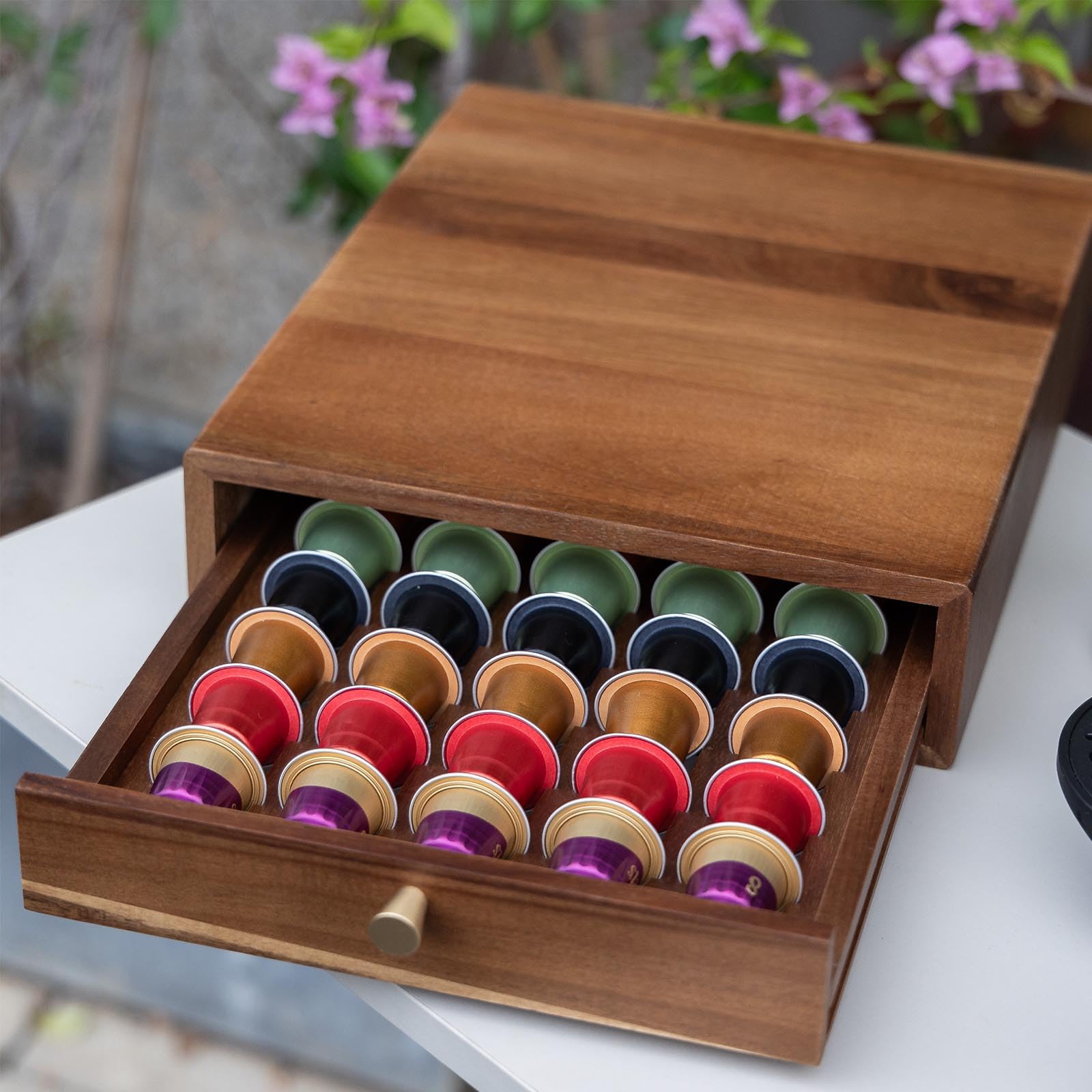 ACBORN superficie superior para colocar una máquina de café compacta.
