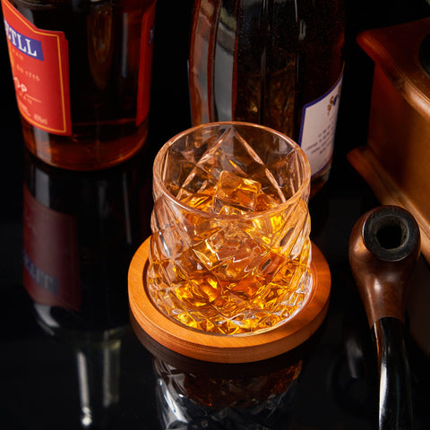 escena de mesa con iluminación suave, vaso giratorio acheer.