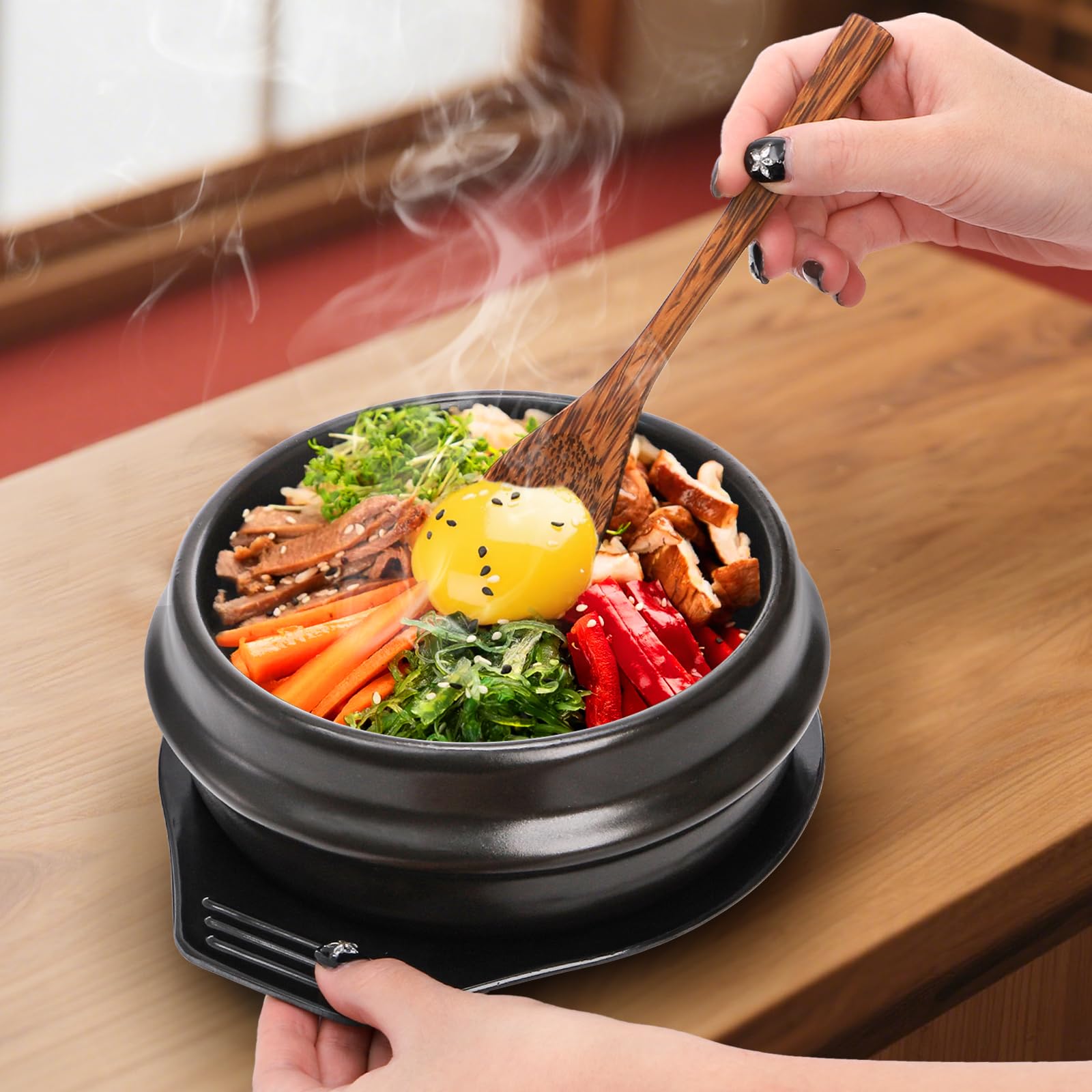 Presentación en mesa de platos calientes de Acshio para compartir