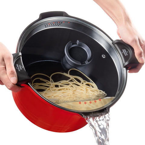 Olla de pasta ACTIV CUISINE 8.5qt con tapa colador integrada para hervir y escurrir fácilmente.