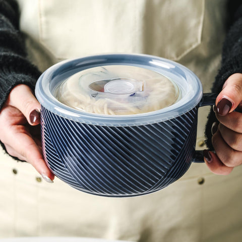 Adewnest-mango-grande-ergonomico facilita agarrar la taza incluso cuando está caliente.