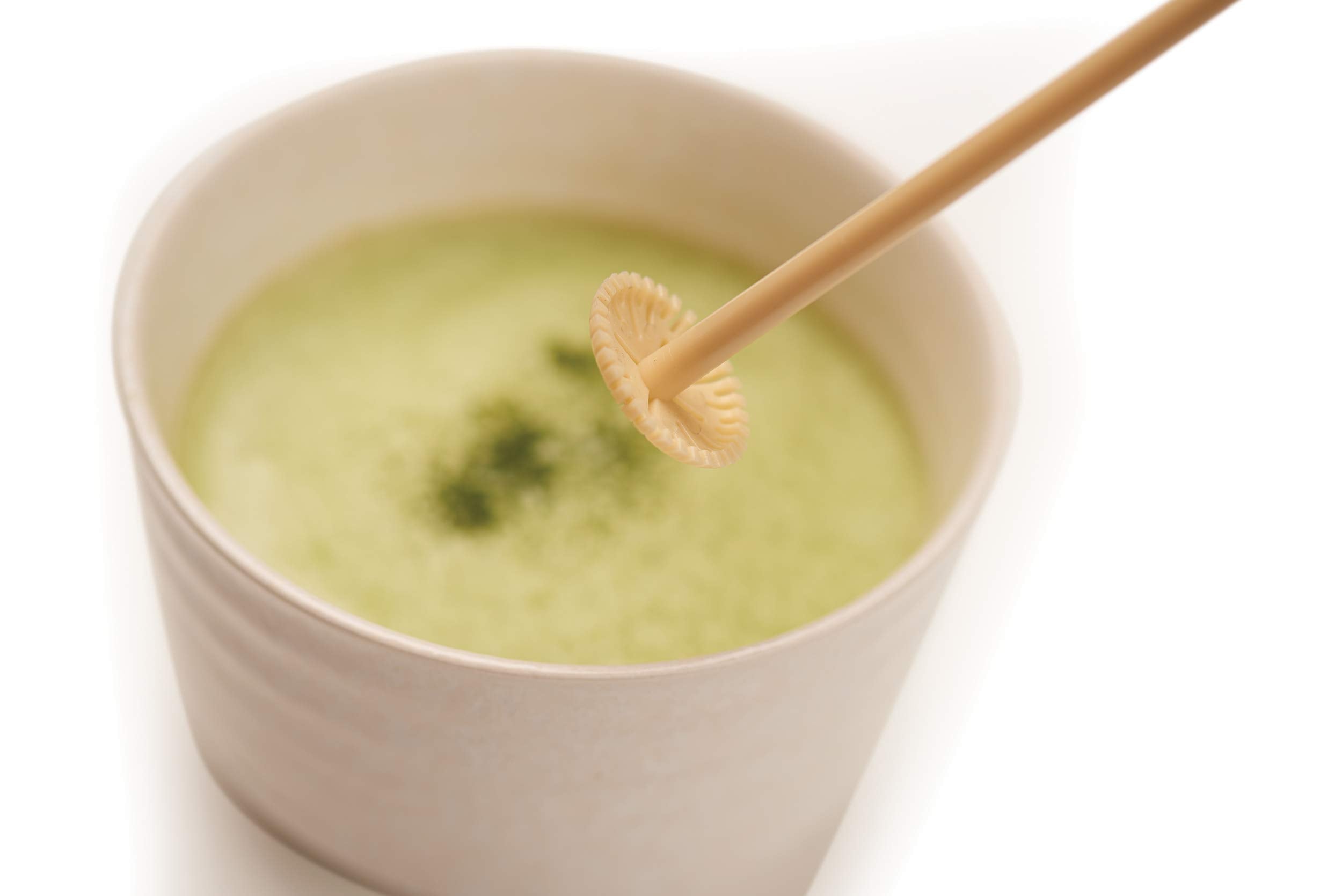 Aerolatte espumador de matcha creando espuma cremosa para capuchino y café