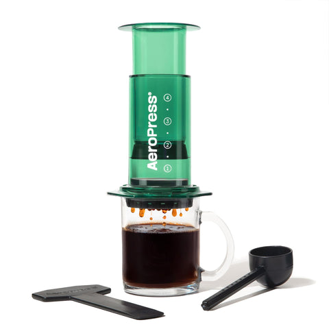 AeroPress Prensa Clara Verde, cuerpo traslúcido, ideal para ver el color del café en viaje.