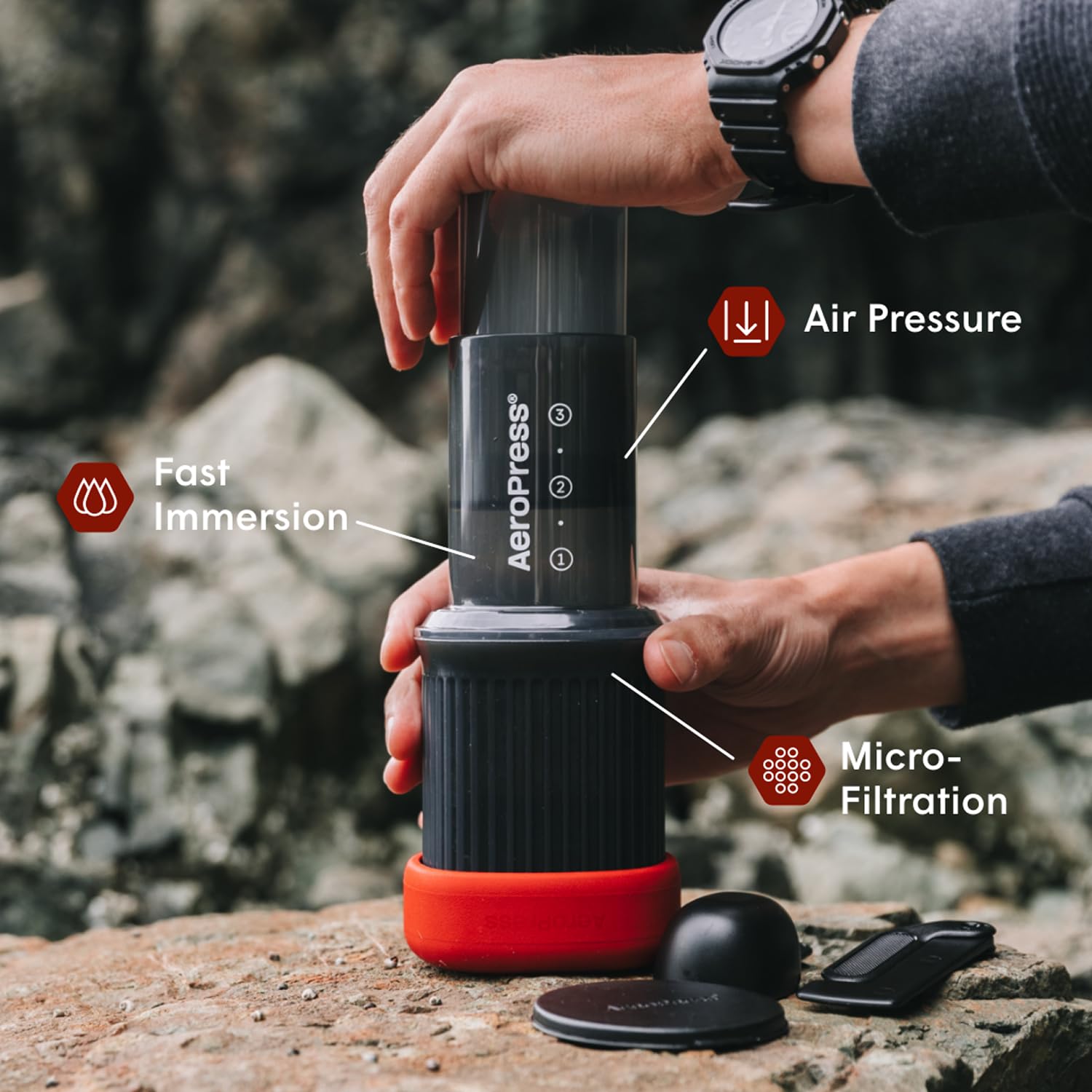 AeroPress Go, taza compacta con tapa para bebidas calientes o frías en ruta.