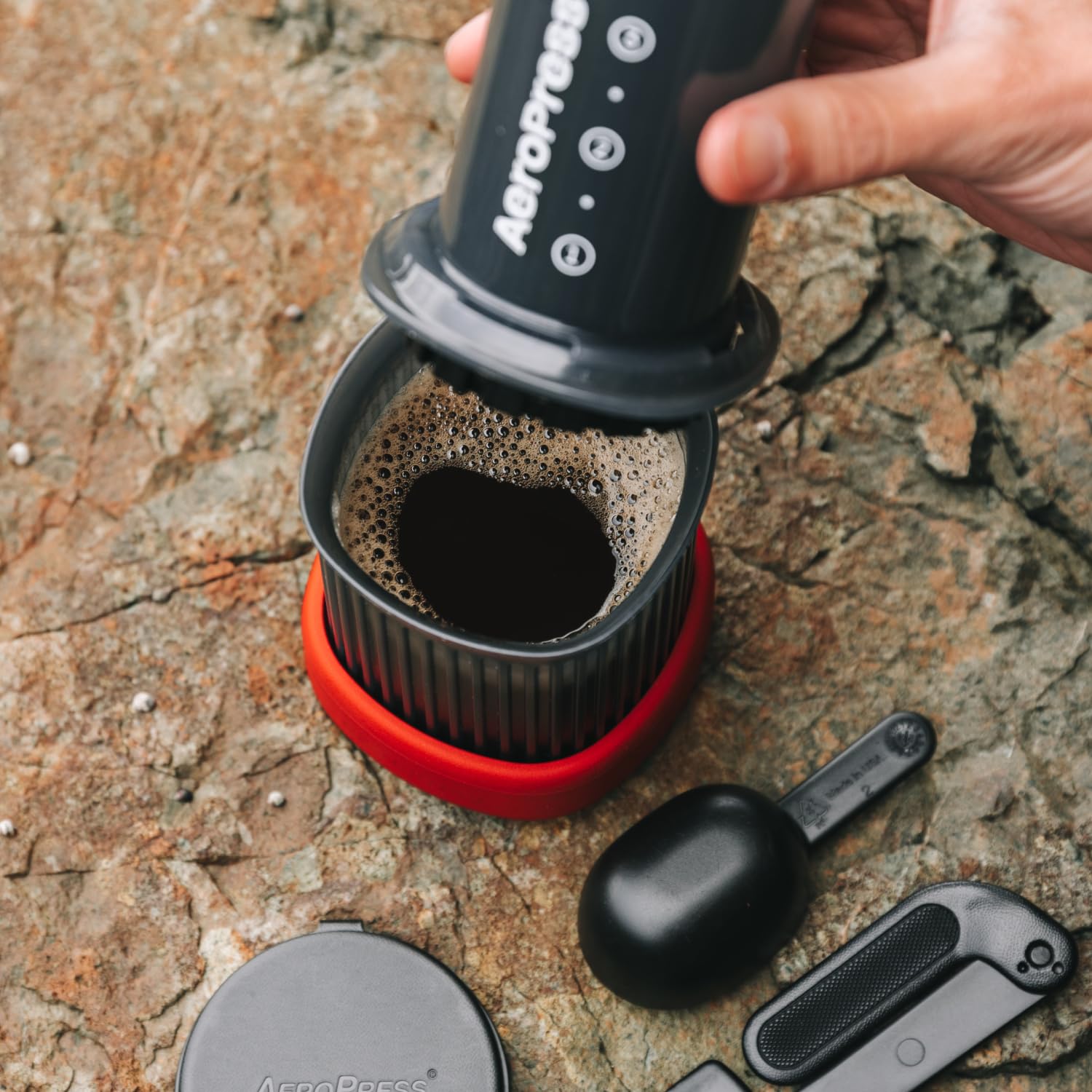 AeroPress Go, uso en exterior para camping y aventuras.