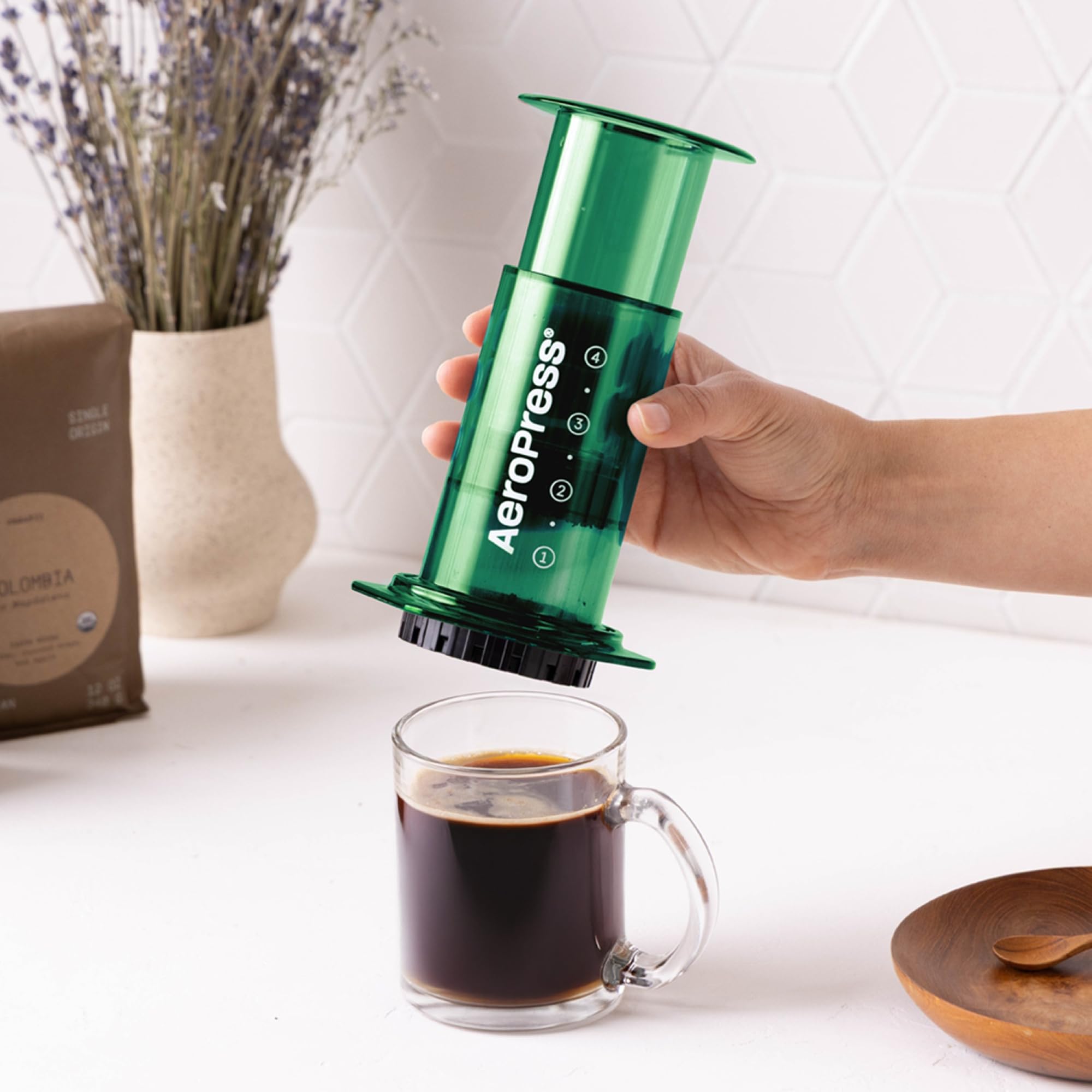 AeroPress portátil para viaje y camping, ideal para disfrutar café fuera de casa.