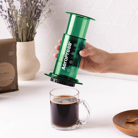 AeroPress portátil para viaje y camping, ideal para disfrutar café fuera de casa.