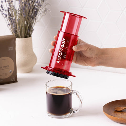 AeroPress portátil para viaje y camping permite café de calidad en ruta.