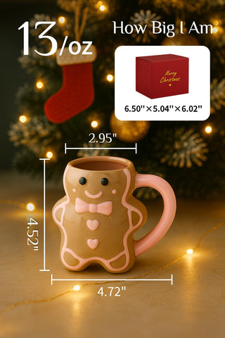 Mano sosteniendo la taza Aeturnalis, diseño navideño para momentos diarios.