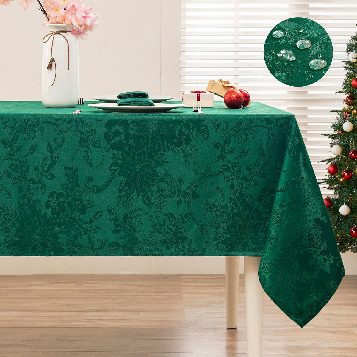 Mantel Ahomuily con poinsetias y acebo, ideal para cenas navidenas elegantes