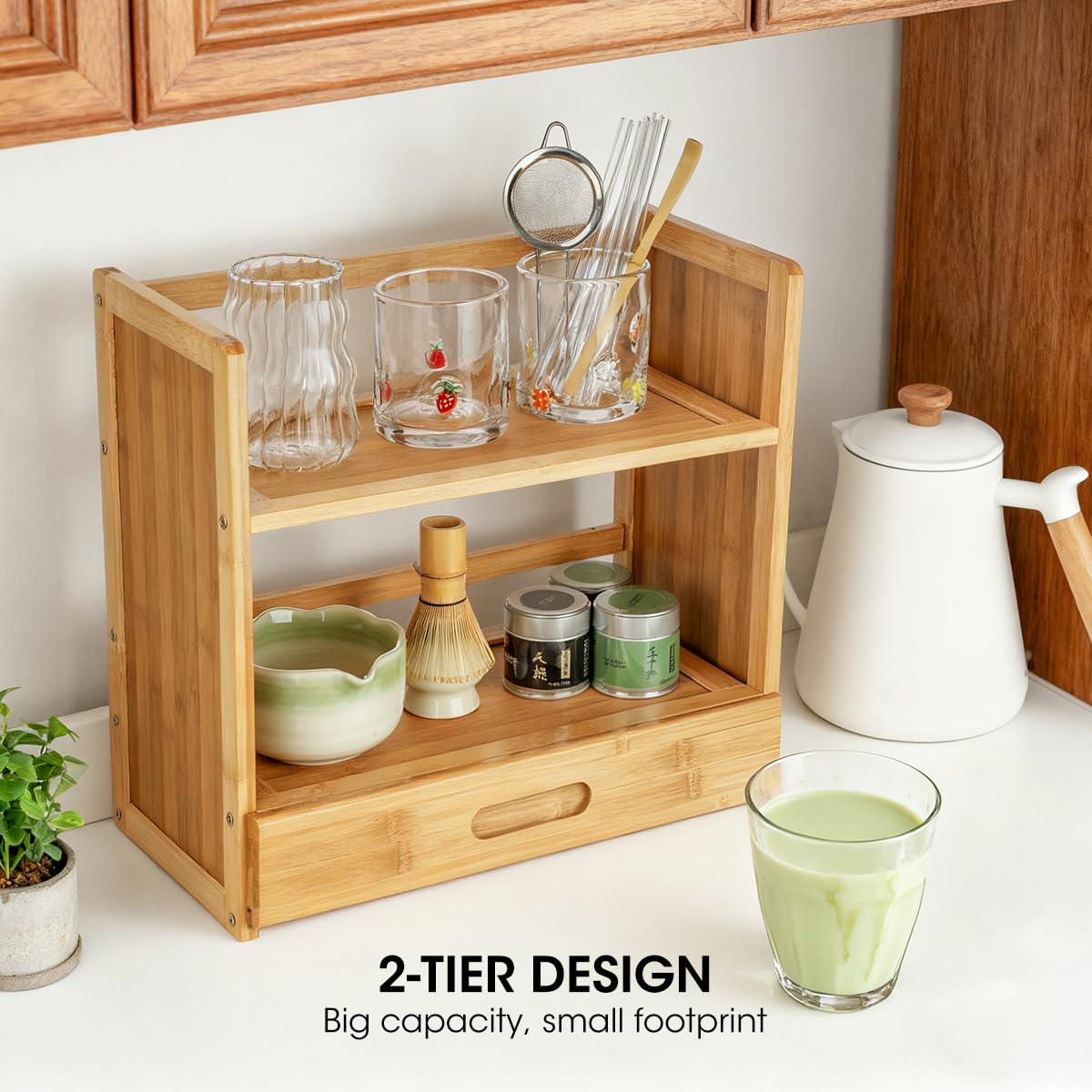 AIEVE escena de cocina limpia, muestra decorativa y práctica en un mostrador.