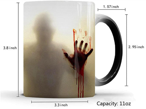 Taza Aigori en uso, zombi visible al verter agua caliente.