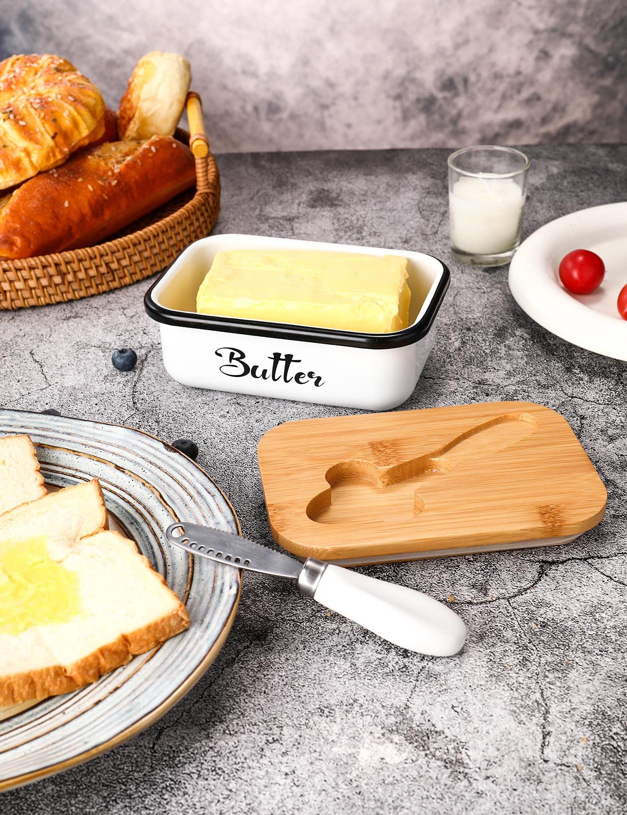 Acabado metalico brillante AISBUGUR aporta estilo a la cocina.