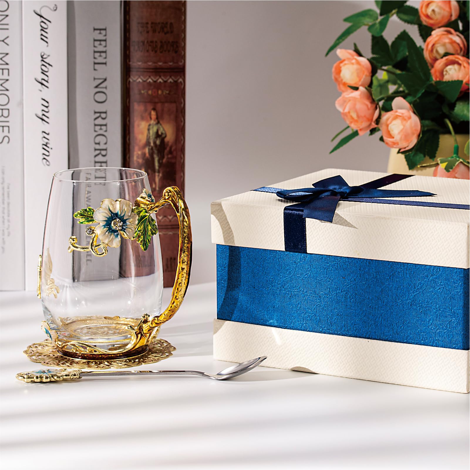 El vidrio reluciente resalta el borde azul y el grabado floral, perfecto para disfrutar.