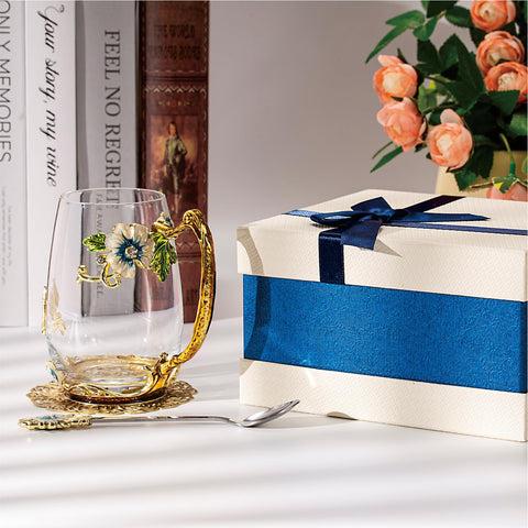 El vidrio reluciente resalta el borde azul y el grabado floral, perfecto para disfrutar.