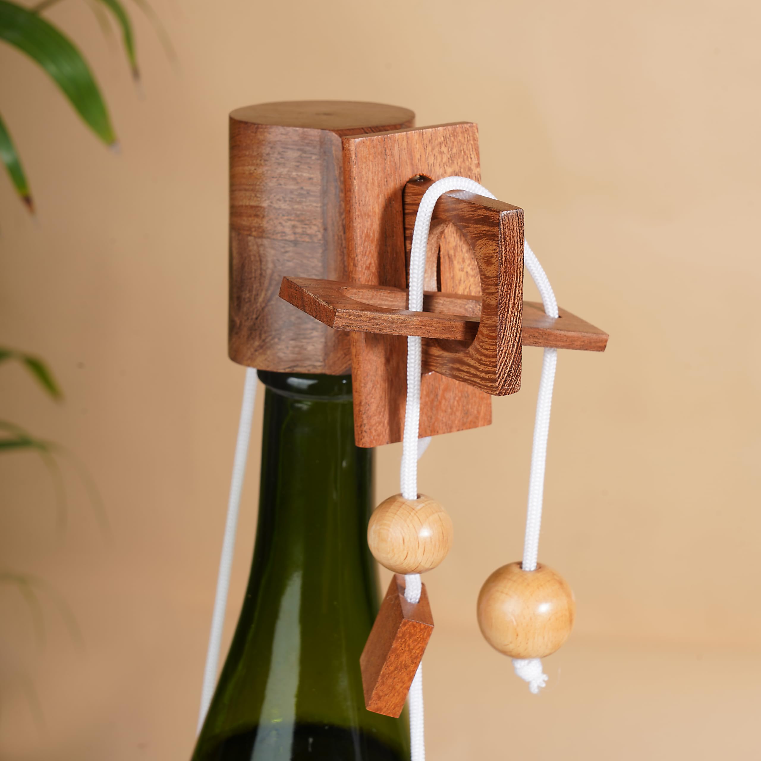 Ajuny: detalle de madera natural con acabado suave para barra y mesa