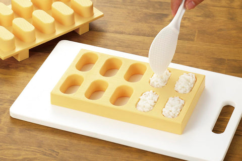 Molde Akebono Sangyo para sushi nigiri, vista trasera mostrando la base de presión para facilitar uso.