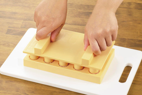 Molde Akebono Sangyo, tamaño compacto para sushi en casa.