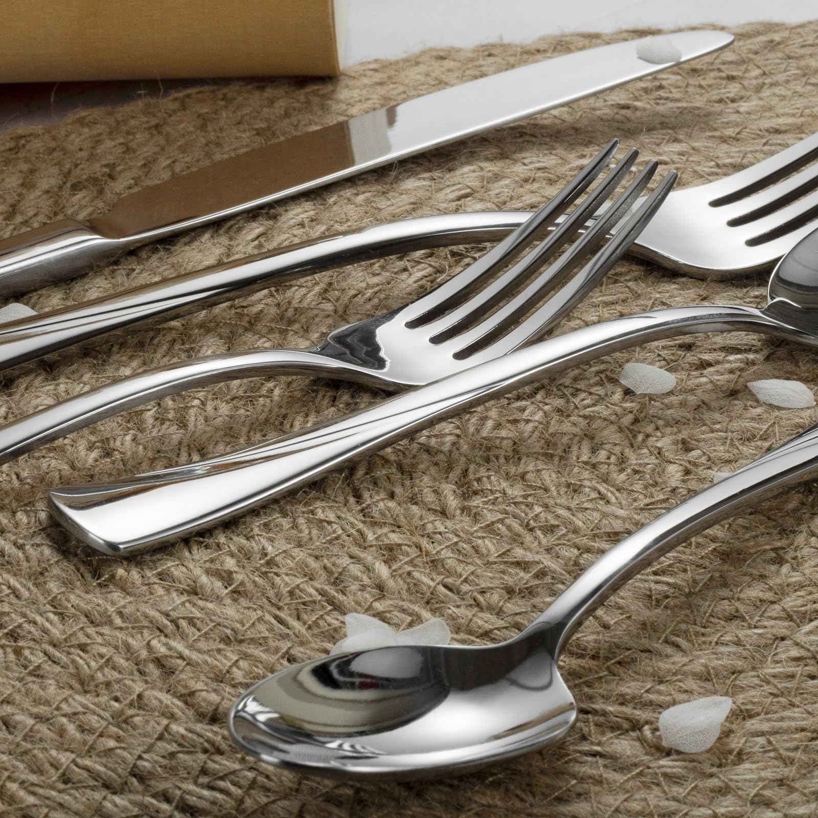 Alata Alice detalles de acabado espejo realzan la mesa.