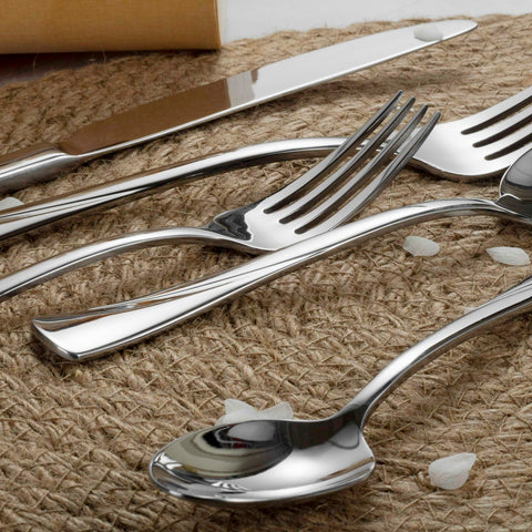 Alata Alice detalles de acabado espejo realzan la mesa.