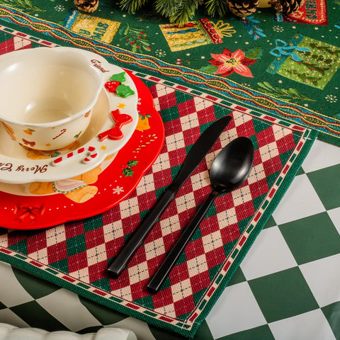 Alata Cube Black, diseño-cabeza-cuadrada-satinado en mesa elegante