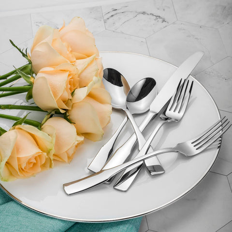 Alata Kate, cubiertos con acabado espejo para mesa elegante.