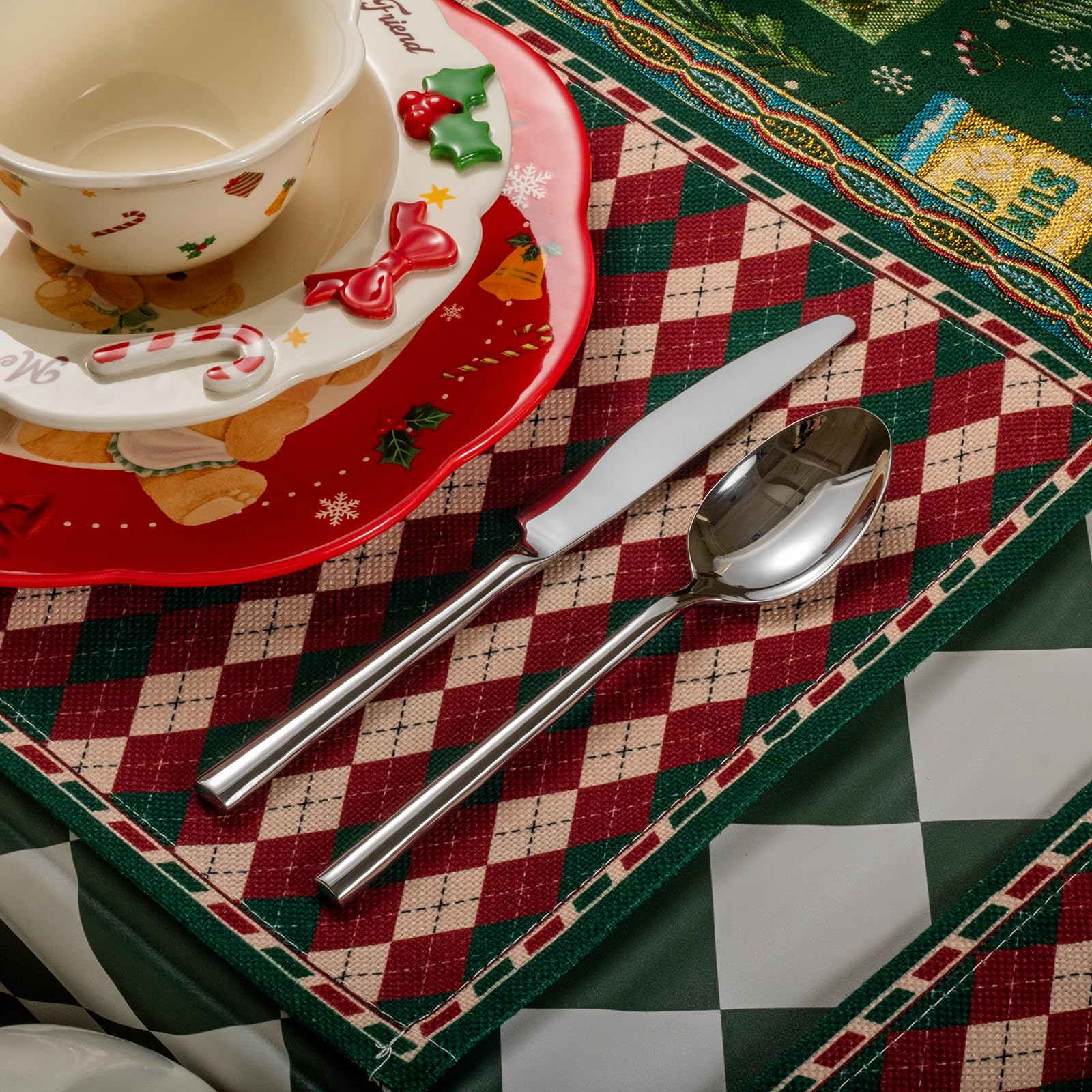 Cubiertos brillo espejo, acabado elegante para mesa y cenas formales.