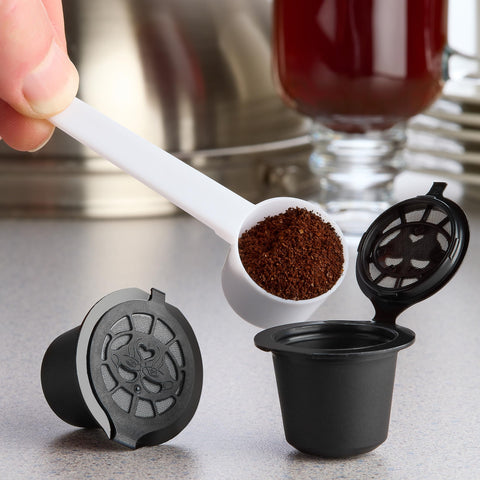 Cucharita de medición incluida para dosis de 5–6 g de café.