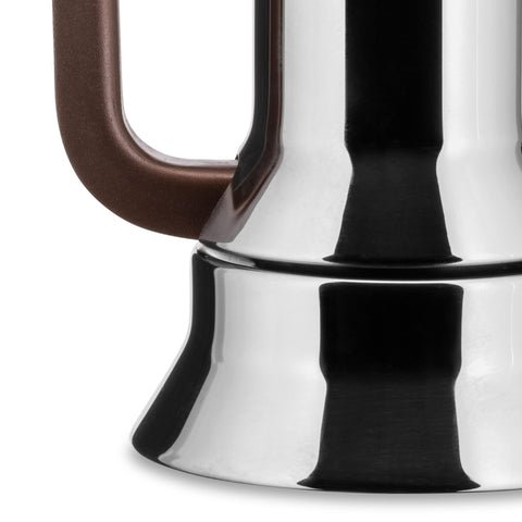 Capacidad para 6 tazas de espresso, ideal para compartir