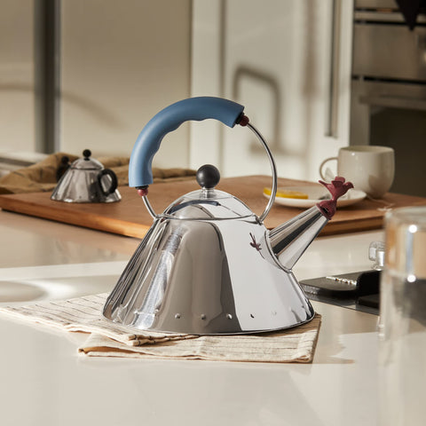 Alessi 9093 diseño de Michael Graves, objeto elegante y práctico