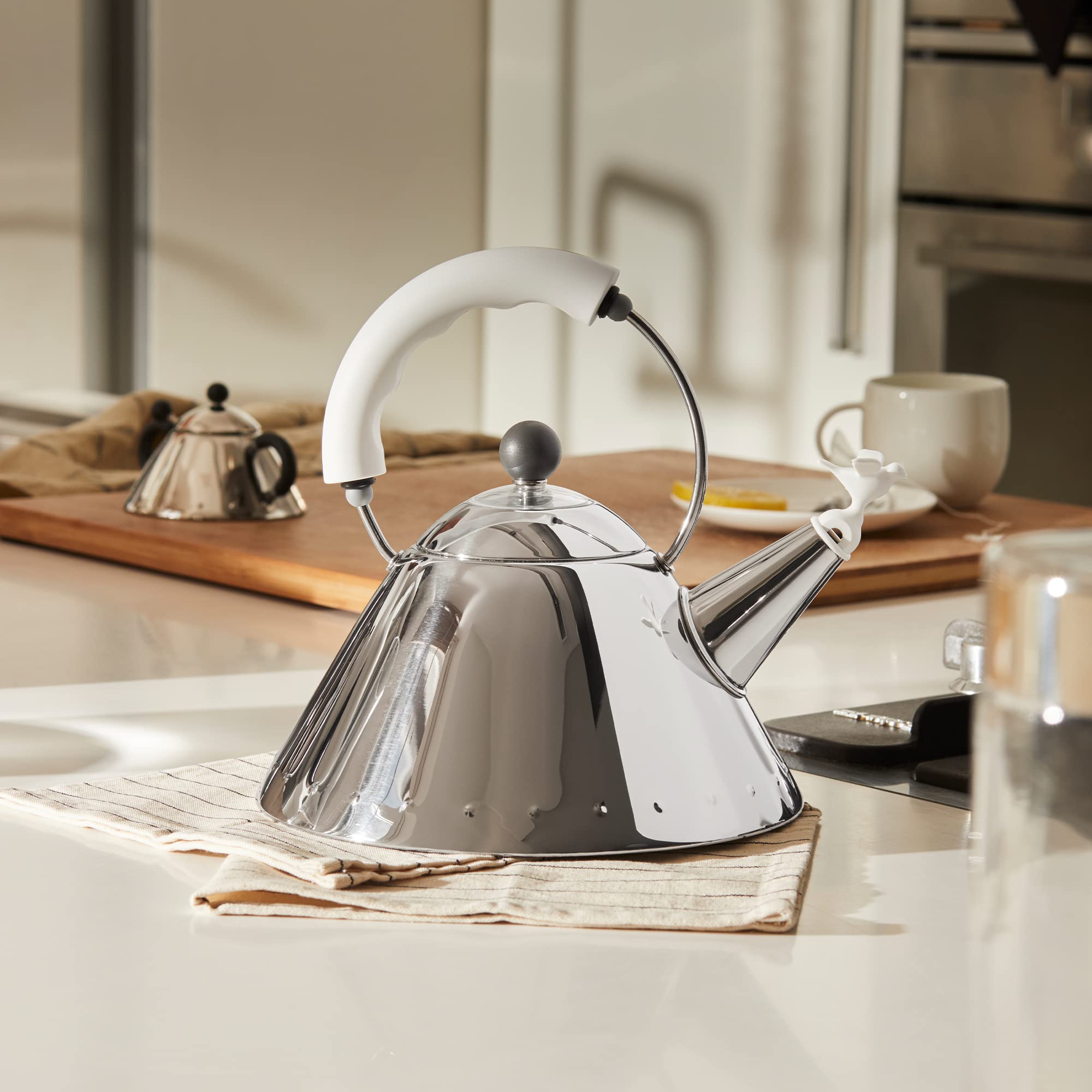 Alessi 9093 W, capacidad de 2,0 litros para varias tazas.