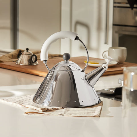 Alessi 9093 W, capacidad de 2,0 litros para varias tazas.
