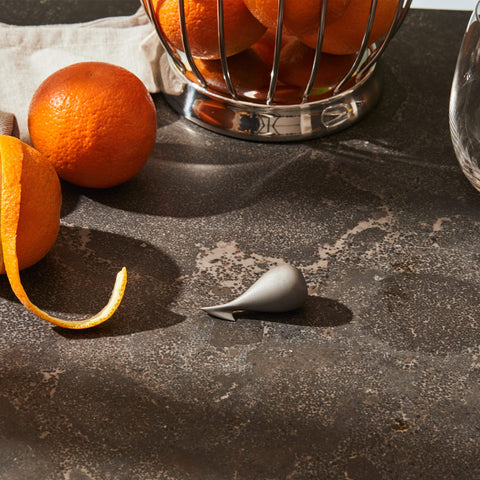 Alessi Apostrophe GCH02, detalle de grabado en piel de naranja para decoraciones.