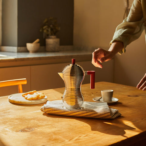 Alessi Pulcina: base estable para uso seguro en la hornilla.