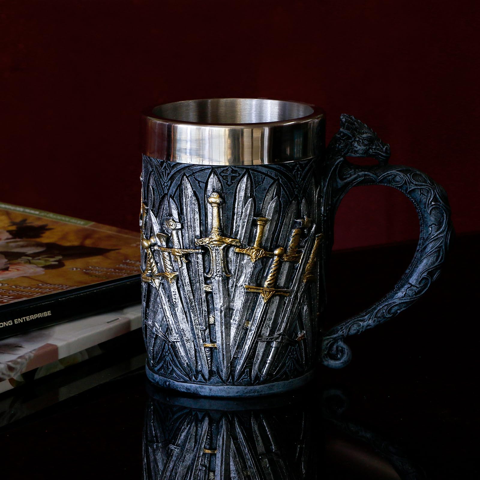 Taza Alikiki medieval espada y dragon, asa detallada para una experiencia impresionante al beber