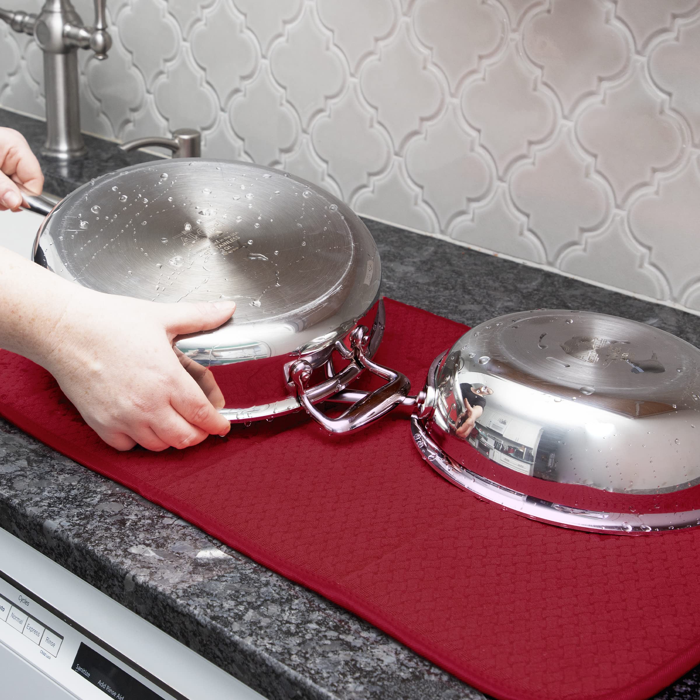 Alfombra reversible All-Clad para secar ollas grandes y utensilios, ahorro de espacio.