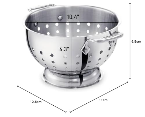 Colador All-Clad con bordes enrollados para verter sin goteos.