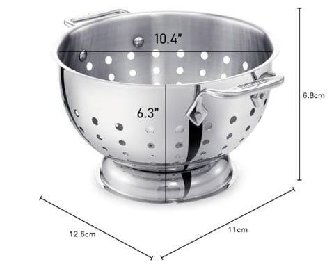 Colador All-Clad con bordes enrollados para verter sin goteos.