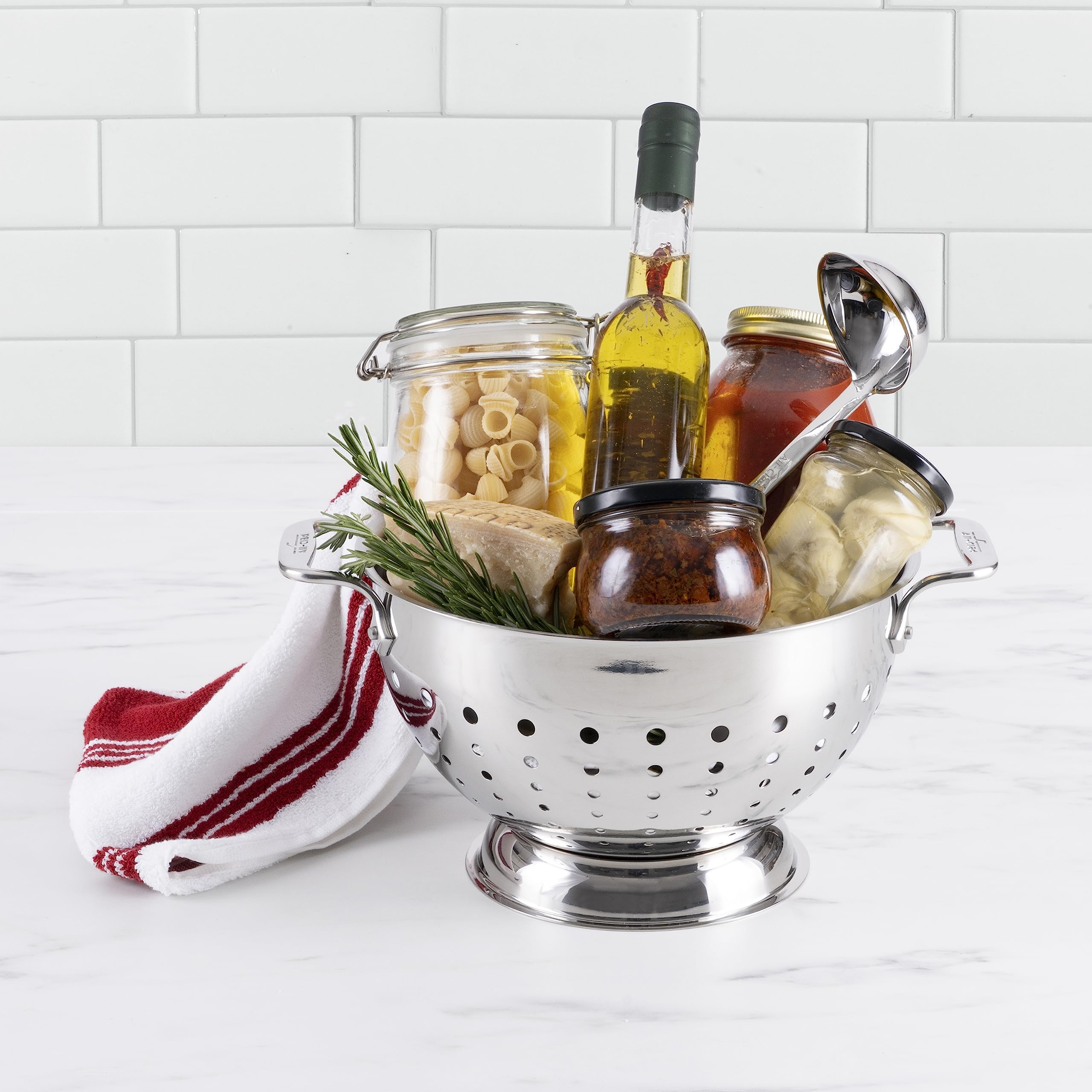 Colador All-Clad con mango para escurrir pasta y enjuagar verduras.