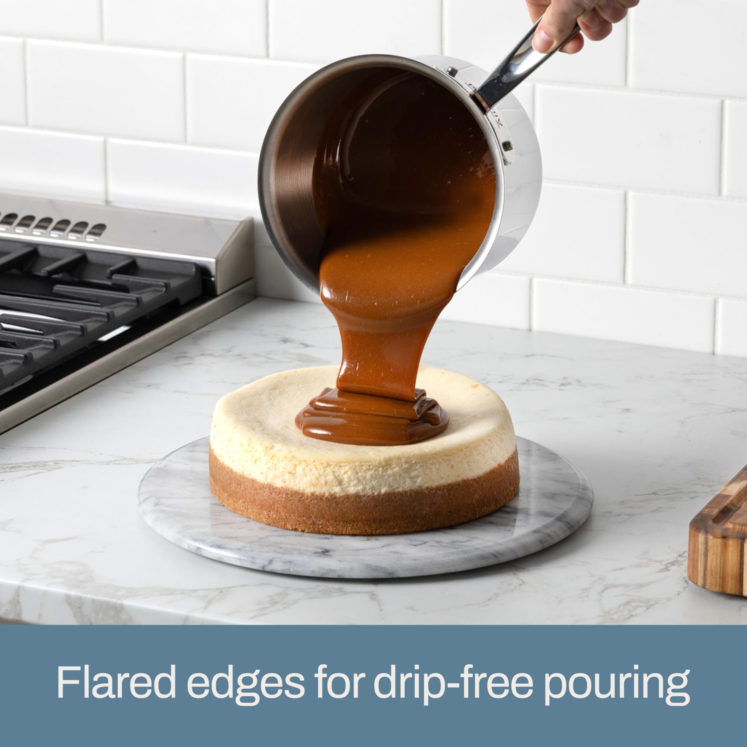 Borde alto de la olla All-Clad D3 para contener salpicaduras al cocinar salsas