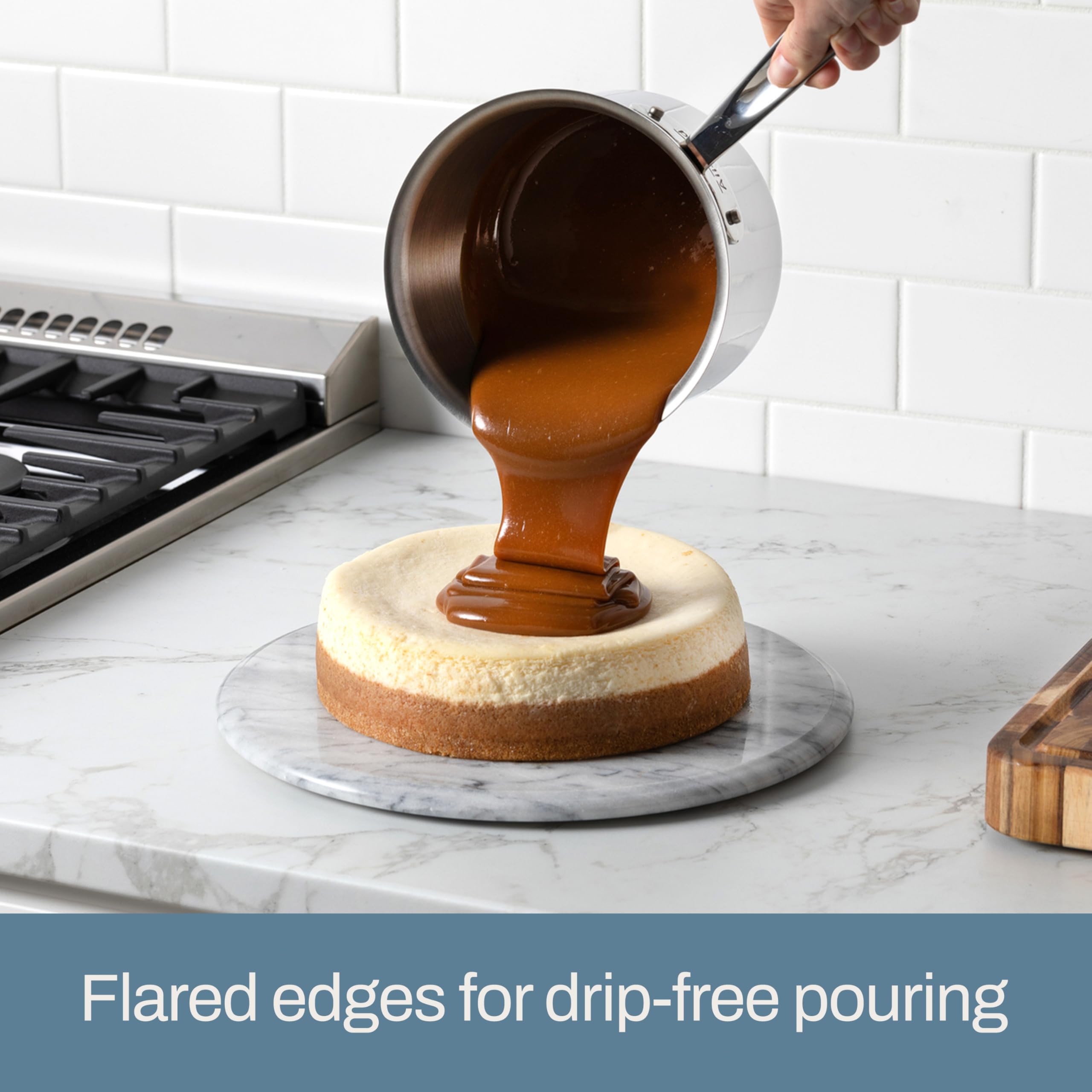 All-Clad D3 cazo apto para inducción facilita cocción eficiente.