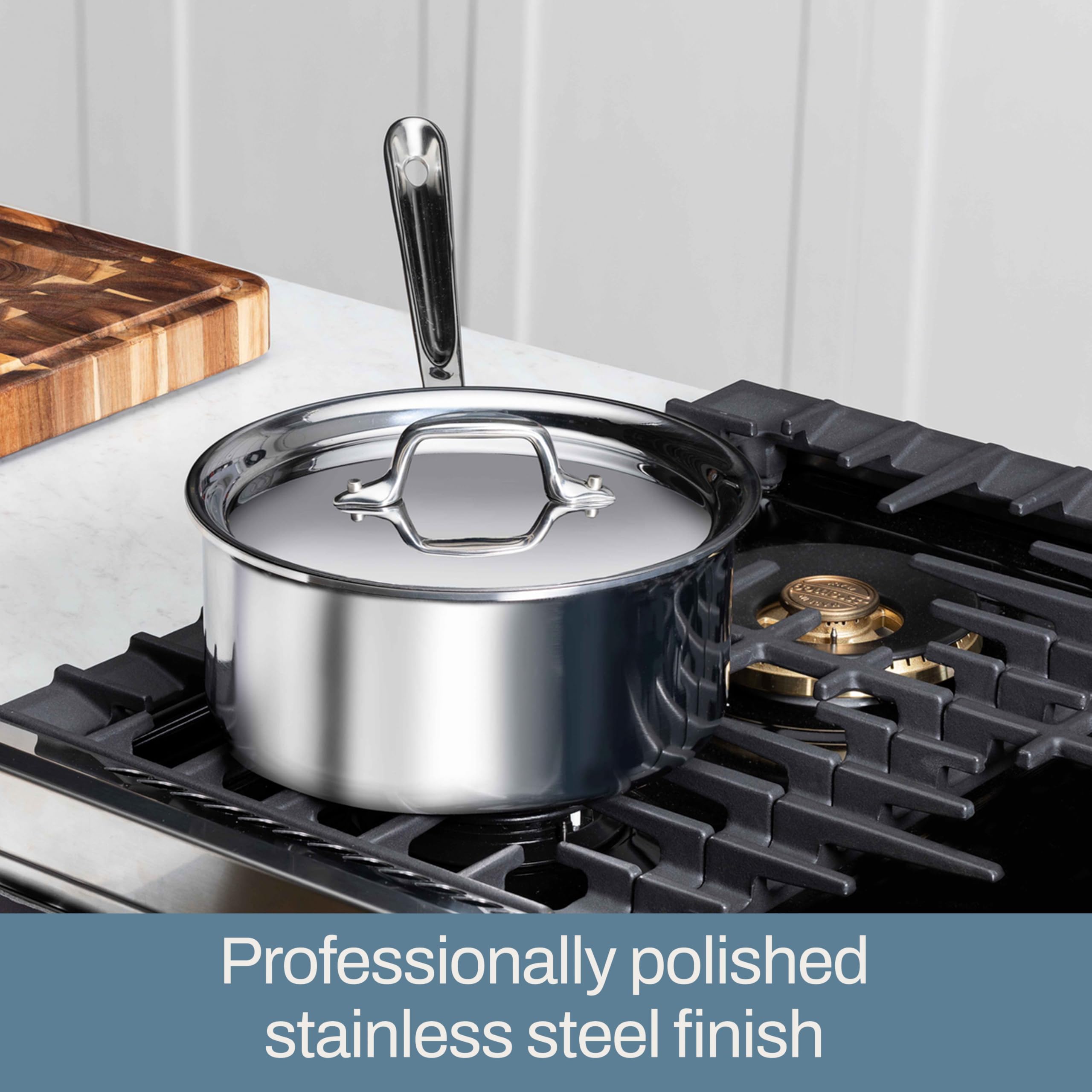 Mango resistente de doble remate en All-Clad D3, agarre seguro durante la cocción