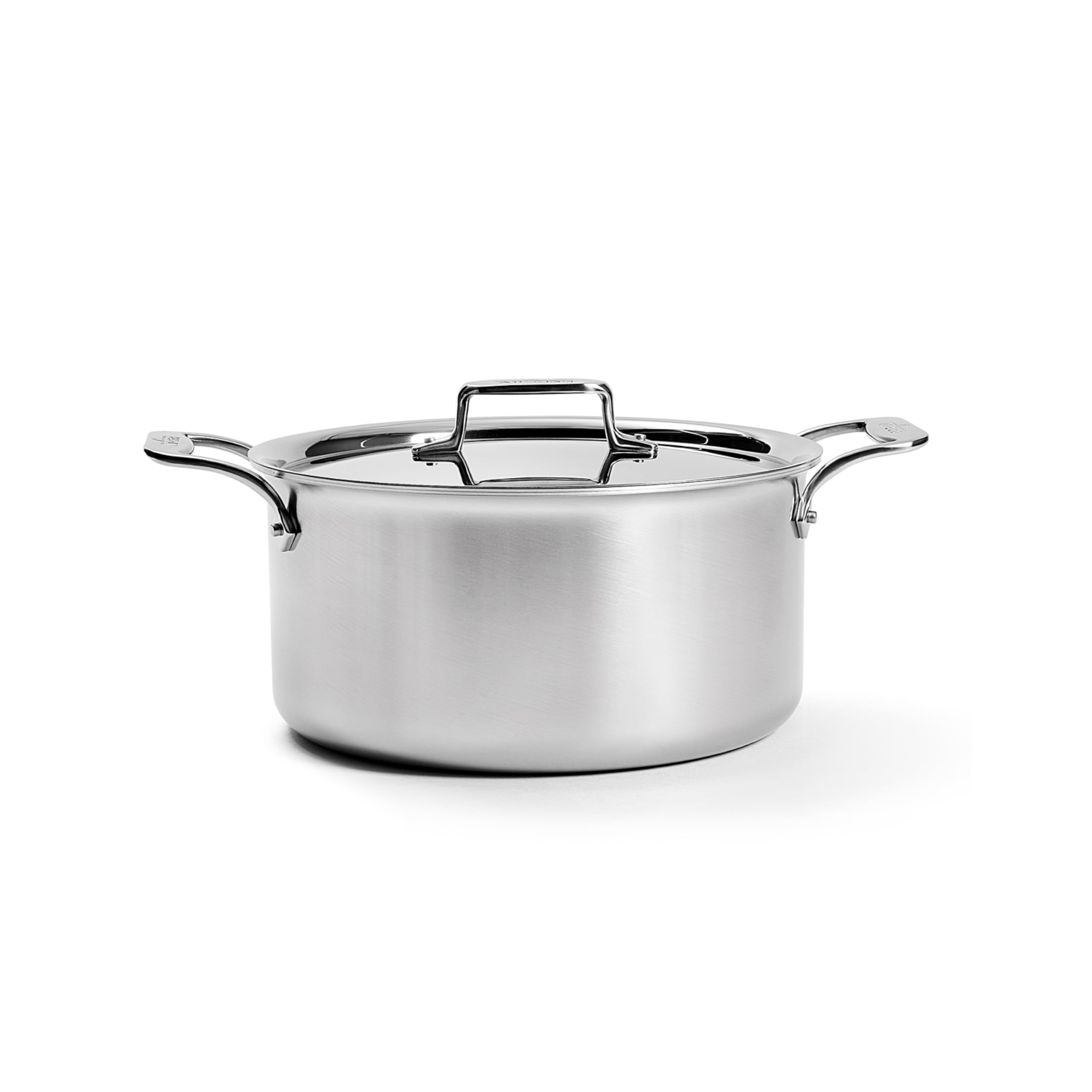 All-Clad D5 Olla de stock con base amplia para salteados y cocción uniforme.