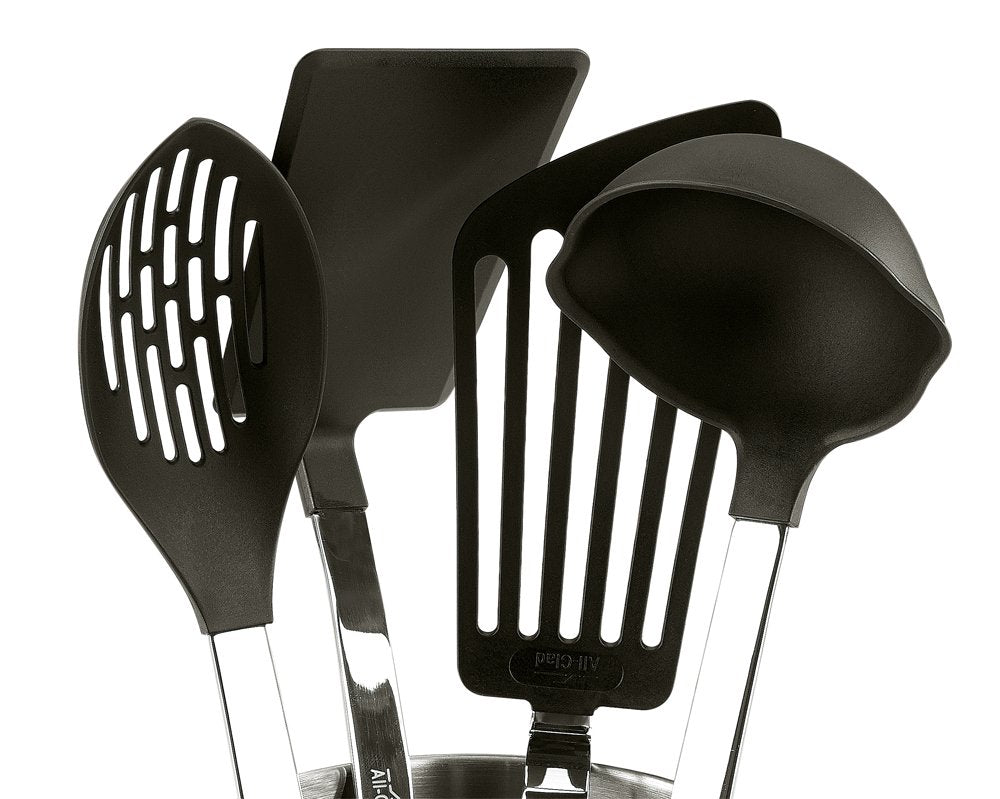 Expositor caddy All-Clad mantiene herramientas al alcance para cocinar.