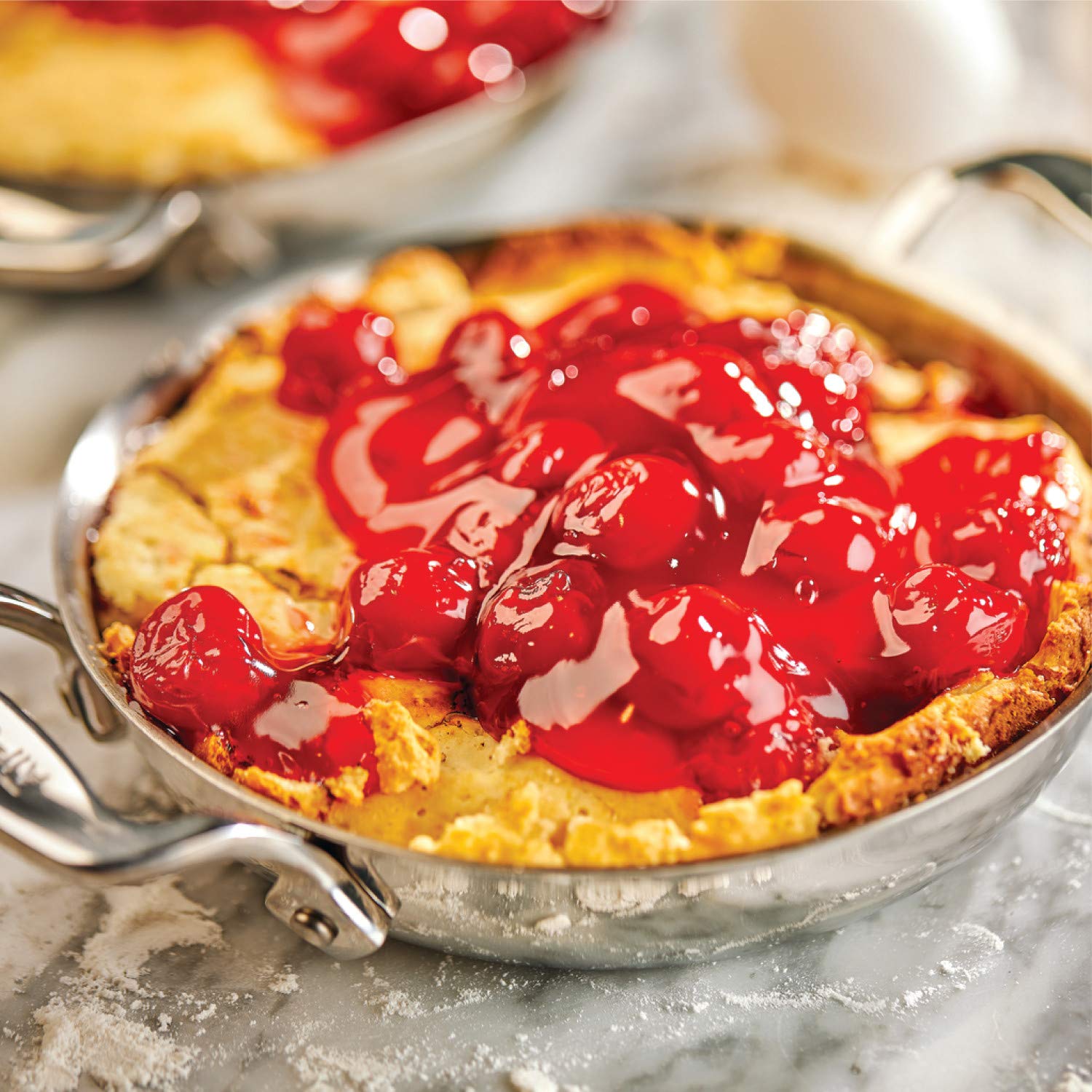 All-Clad gratines de 6 pulgadas, vista exterior, robustos para hornear y presentar platos desde el horno.