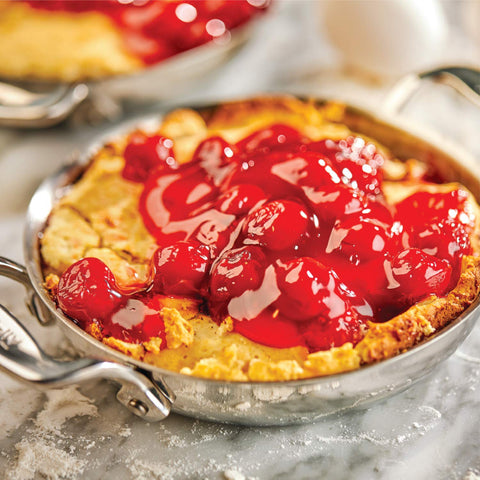 All-Clad gratines de 6 pulgadas, vista exterior, robustos para hornear y presentar platos desde el horno.