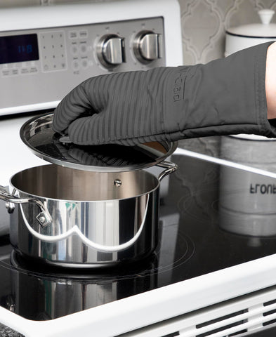 Guantes All-Clad: protección contra calor hasta 260 °C para bandejas y parrillas.