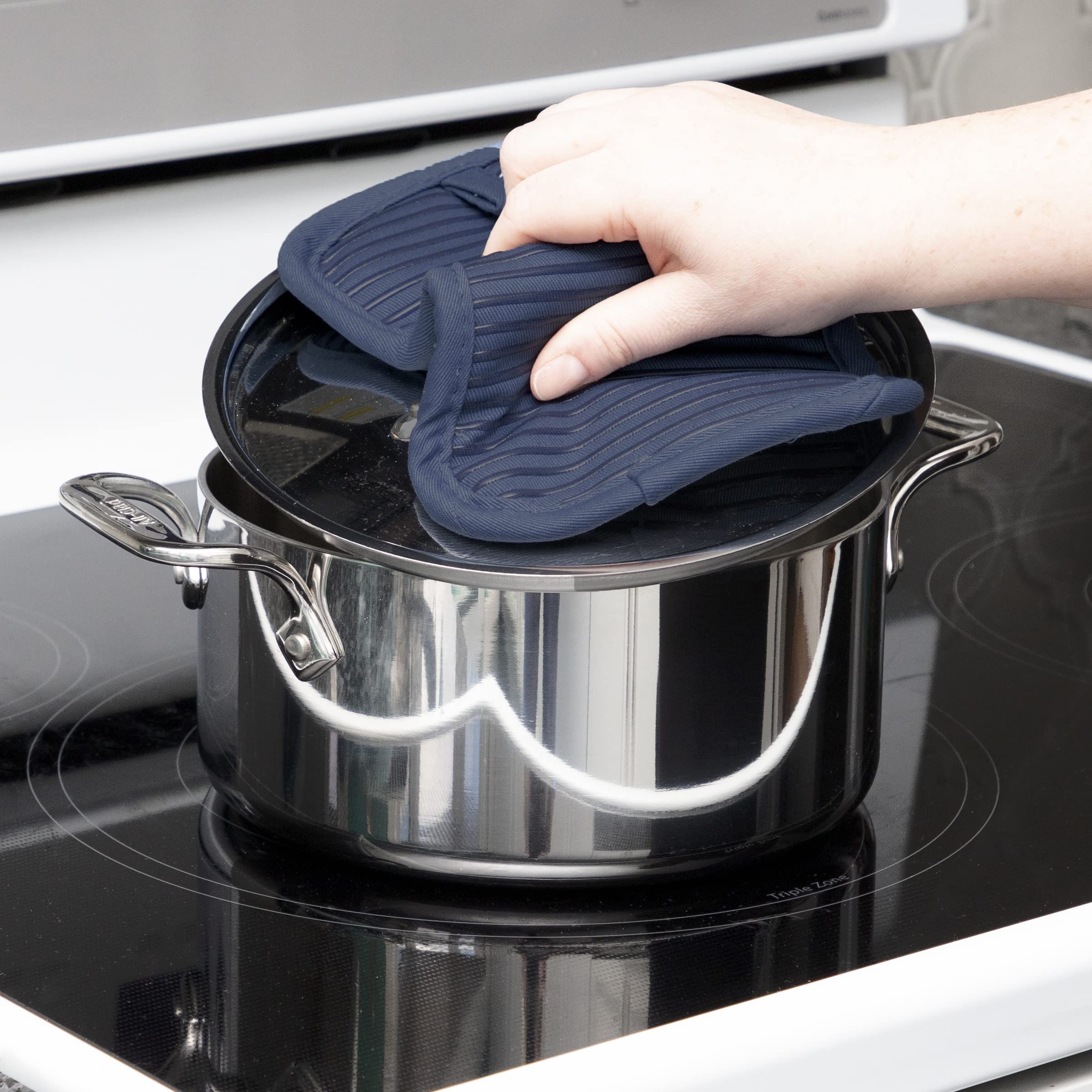 All-Clad Indigo, agarre con silicona para manipular ollas con seguridad.