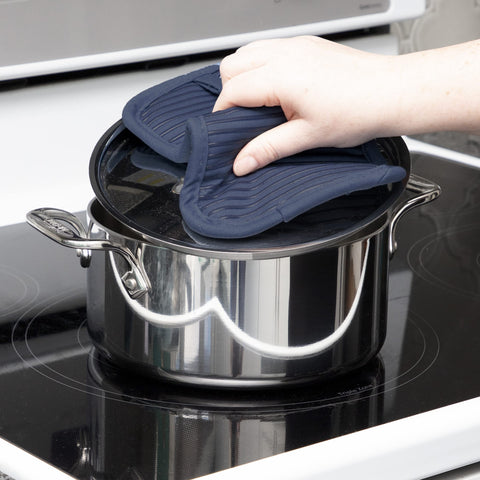 All-Clad Indigo, agarre con silicona para manipular ollas con seguridad.