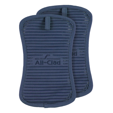 All-Clad Indigo, dedo reforzado, mayor protección al mover recipientes calientes.
